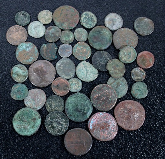 Lot de pièces époque romaine : 41 anciennes en bronze + 2 copies