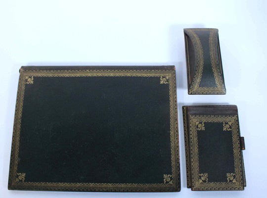 Portefeuille/écritoire en cuir style Empire bordé de gravure dorée au fer, avec tampon et porte carnet