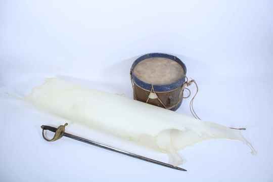 Lot sabre d'enfant 1845/1855 pour panoplies d'officier, et tambour à restaurer. Special bricoleur
