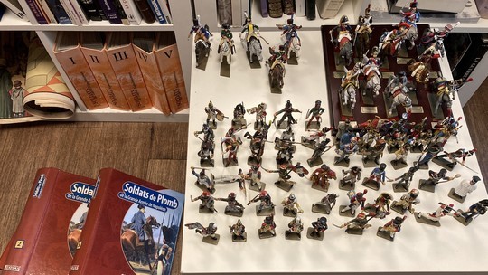 Lot de 57 piétons et 16 cavaliers Empire (avec présentoir) des éditions Atlas + fascicules de l'ensemble de la série sous 5 classeurs 