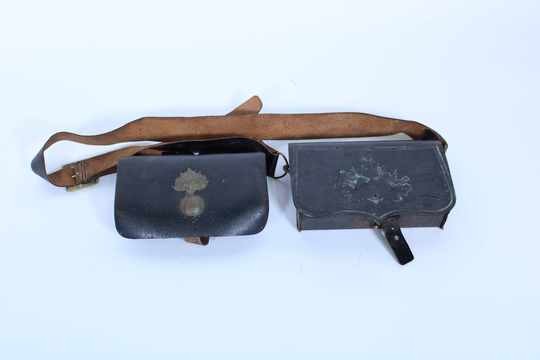 Lot de 2 gibernes: gendarmerie et musicien