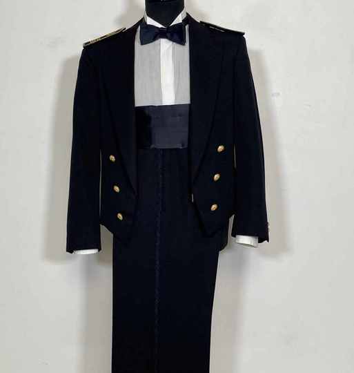 Tenues de gala de colonel, sans chemise et noeud papillon.
