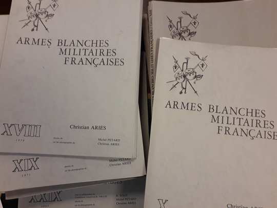 INDISPENSABLE - Aries: 18 volumes sous jaquettes. Armes blanches militaires Françaises, du règne de Louis XIV à nos jours. 