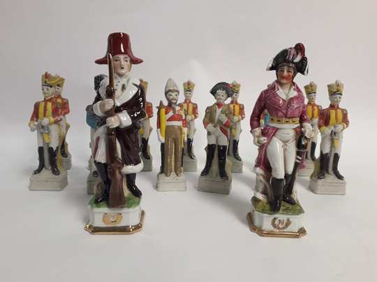 Lot de 15 figurines en biscuit, dont 2 en porcelaine.