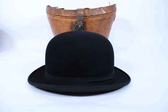 Chapeau melon ancien, taille 59, état neuf, dans sa belle boîte de cuir. 
