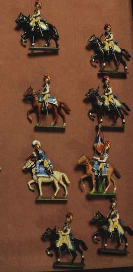 Lot de 8 carabiniers Lucotte, dont trompette et porte drapeau. 2 ème choix pour 3 d'entre eux. 