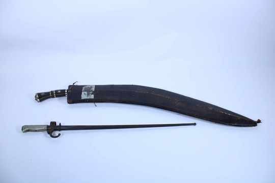 Grand (90 cm!) poignard Népalais dit kukri. Prix sans la baïonette