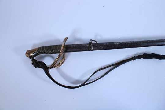 Sabre de cavalerie avec sa dragonne, forte oxydation du fourreau