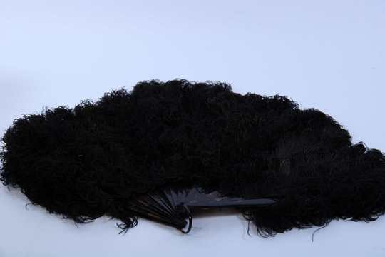 Grand éventail en plumes d'autruche noir. Belle époque