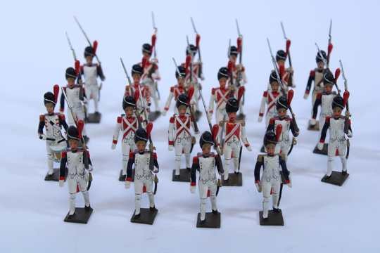 Lot de 24 soldats des grenadiers à pied de la Garde. ANCIEN PRIX 230 €