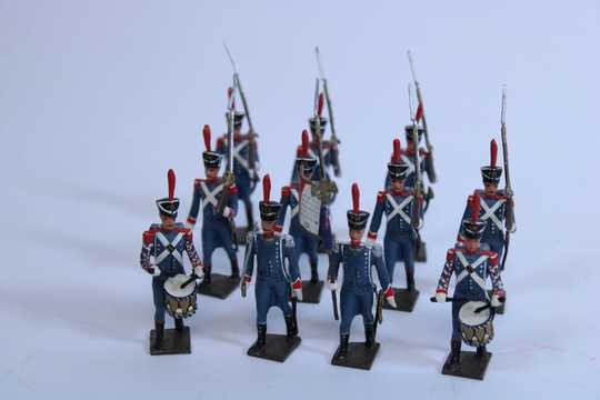 11 figurines CBG Infanterie légère avec uniforme gris clair, dont tambours, porte drapeau, et officier.