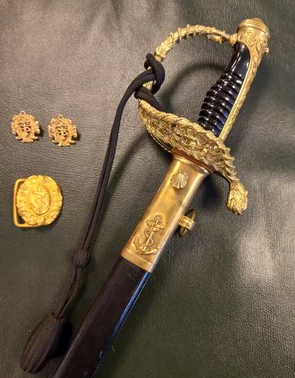 Sabre d'officier de marine par Hostin avec sa dragonne, sa boucle de ceinturon et 2 attaches de bélières