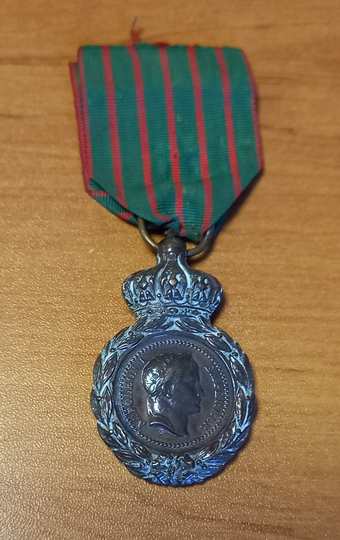 Médaille de Sainte-Hélènene - Piéce originale - Decret du 12 aout 1857 - Ruban ancien mais pas d'origine. 