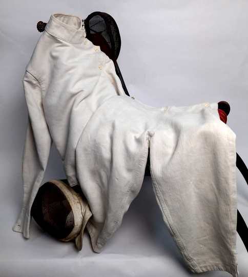 Ensemble escrime: tenue d'escrimeur en toile serrée avec 2 masques, dont un rare modèle du XIX ème