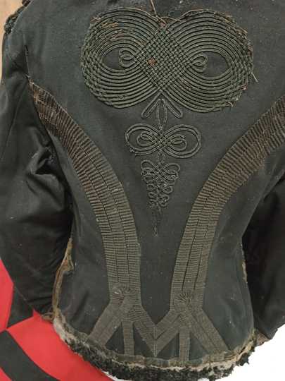 Pelisse et culotte de général WWI, fortement  mitées, ayant appartenu au Général Reveilhac, dans sa boîte d'époque.