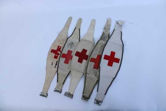 Lot de 5 brassards du service de santé. 2 guerres mondiales