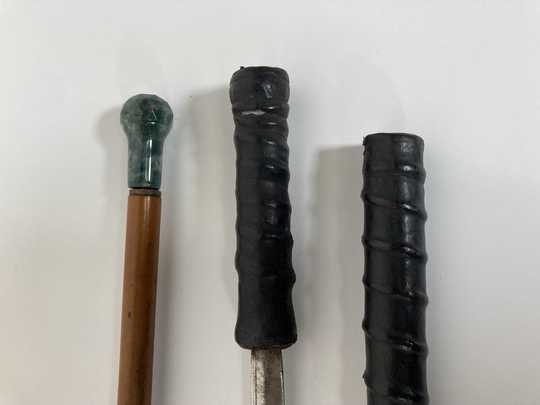 Lot: stylet dissimulé dans un nerf de boeuf et canne à pommeau de pierre verte