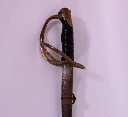 Sabre de cavalerie légère, modèle 1822 modifié 1882, lame courbe, par Barre, fourreau à un anneau.
