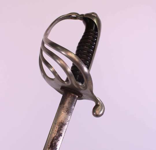 Sabre d'officier d'infanterie modele 1882. Fourreau très oxydé, pas de marquage sur la lame