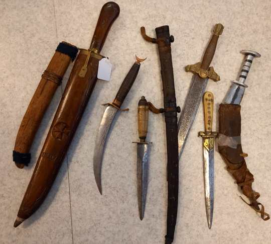 Lot de 6 couteaux Afrique et divers + un fourreau