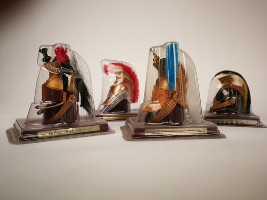 Rare lot de  25 casques miniatures Del Prado + 1 casque sur support en marbre vert