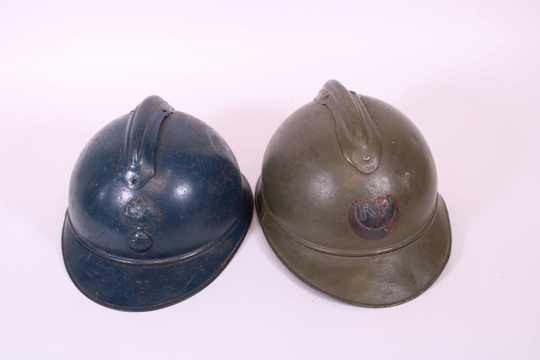 Lot de 2 casques Adrian mod 15, GRANDE TAILLES, un bleu à remonter, un moutarde des troupes d'Afrique (Maroc)