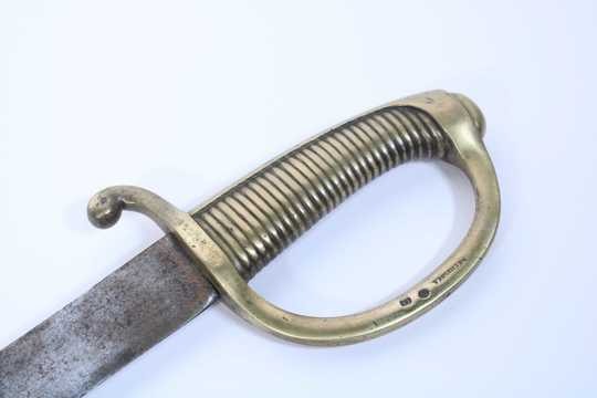 Sabre briquet, marqué VERSAILLES, sans fourreau. Lame légèrement raccourcie