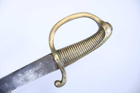 Sabre briquet, marqué VERSAILLES, avec fourreau neuf. Poinçons Empire sur garde (1807-1809)
