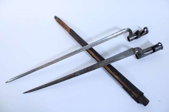 Lot de 2 baionettes et un fourreau