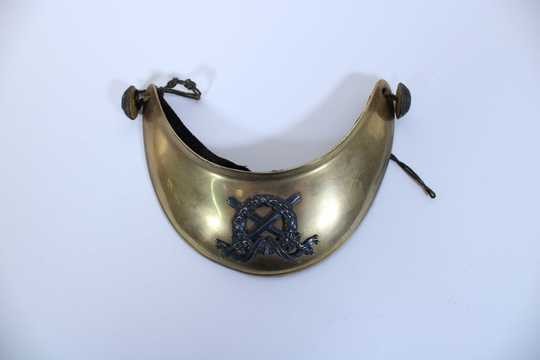 Hausse-col des officiers des troupes à pied, avec boutons d'attache.1872-1881. Vis défectueuse au dos
