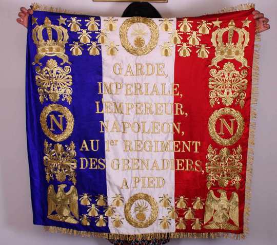 Drapeau du 1er régiment des grenadiers à pied de la Garde Impériale : 90 x 90 cm. Broderies machine rehaussées à la main