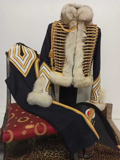 Pelisse, culotte et bicorne de major de l'artillerie à cheval de la ligne. 