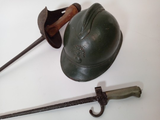 Reliques Grande Guerre. Épave sabre GB, Casque Adrian, baionette FR début guerre