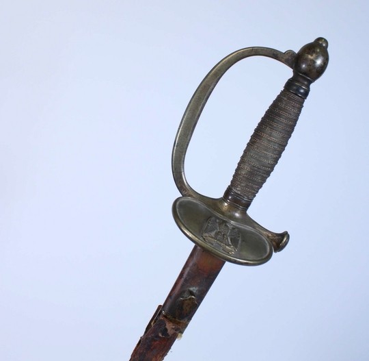 Épée d'officier subalterne, modèle 1857, clavier à l'aigle demi déployé, fourreau en 2 morceaux.
