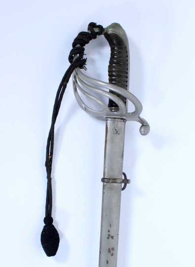 Sabre d'officier d'infanterie modèle 1882 utilisé pour l'artillerie. Avec sa dragonne