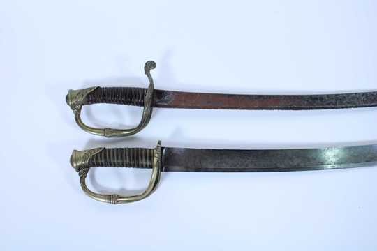 Lot de 2 sabres modèle 1821 . Très bien pour escrime ou spectacle, vendus en 30 mn!