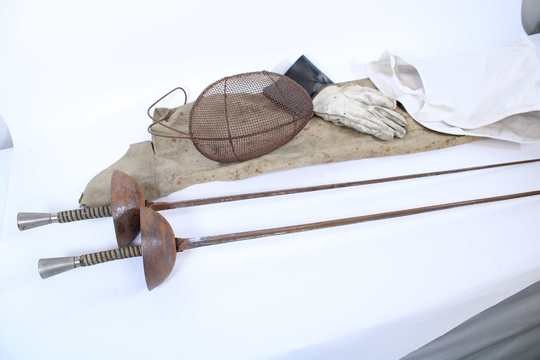 Ensemble escrime: 2 épées (à nettoyer), masque (manques), gant, housse pour armes, sous cuirasse.