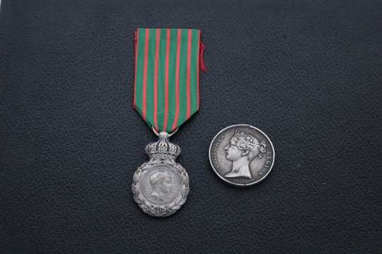 Réunion d'une médaille de Saint Hélène argentée et d'une médaille de Crimée.
