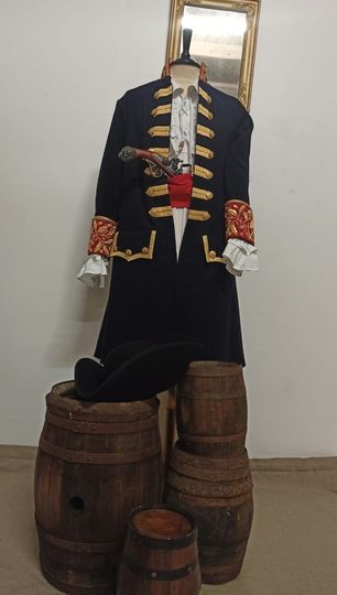 Veste de pirate brodée sur le col et les manches.