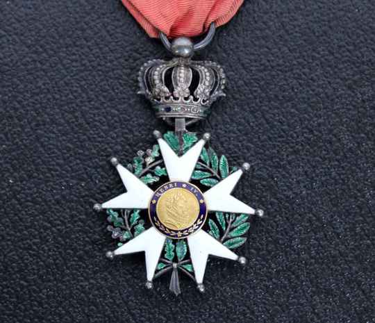 Ordre de la Légion d'Honneur, étoile de chevalier époque Louis Philippe, avec ruban d'origine.