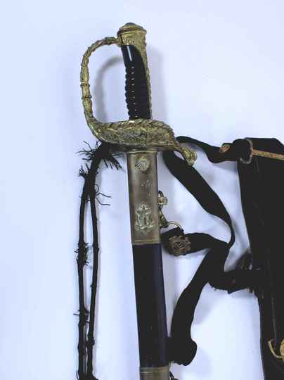 Sabre d'officier subalterne de marine, pliure marquée au fourreau, avec dragonne, et ceinturon