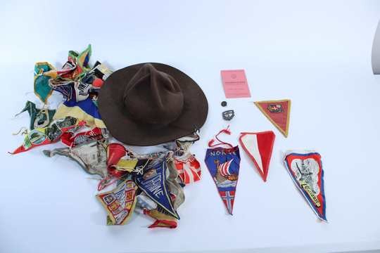 Lot éclaireurs de France: chapeau, 31 fanions!, dont brodés, insignes, carte de routier!