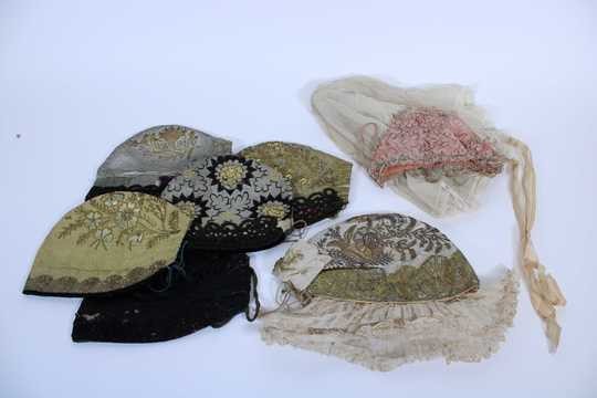 Lot de  8 coiffes traditionelles alsaciennes dans une boite belle époque+ 4 noires plus classiques = 23€ la coiffe