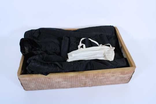 Toge de juge ancienne (mauvais état) avec épitoge, ceinture et rabat, dans sa boite en bois (sans couvercle).