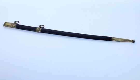 Fourreau pour sabre d'officier d'inf mod 1845. Réparation au ras de la bouterole. Vendu en l'état. PAS DE RETOUR POSSIBLE POUR CET ARTICLE