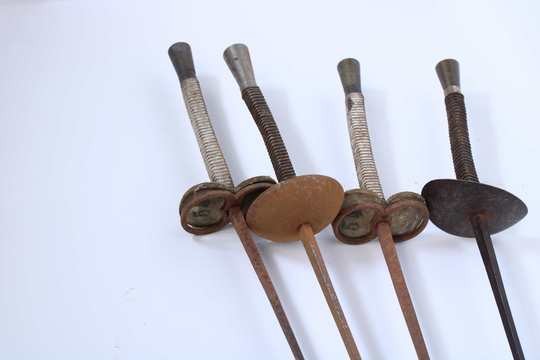 Ensemble escrime 5: 4 fleurets dont une paire à garde en 8. Vers 1900 - 1920