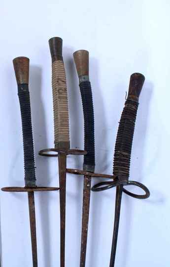 Ensemble escrime 4: 4 fleurets à garde en 8, dont une paire. Vers 1900