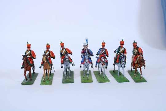Lot de 7 Chasseurs à cheval de la garde, chevaux en plastique et cavaliers en plomb. 
