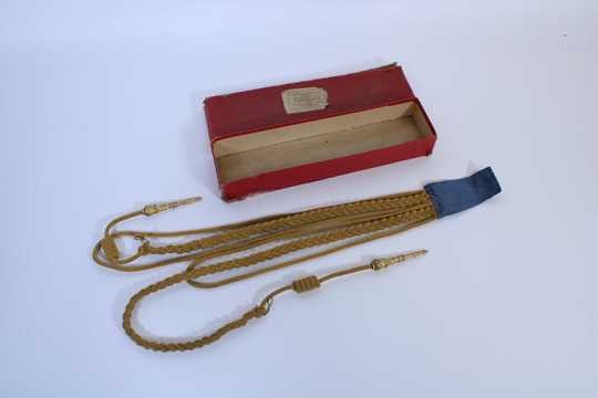 Aiguillettes/fourragères pour officier d'état-major pour tenue bleu horizon....ou autre. Dans sa boîte d'origine.