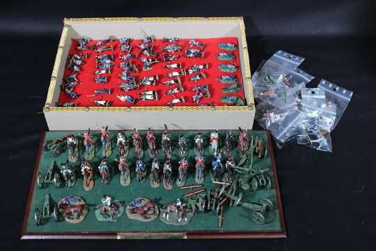 Lot de 103 petites figurines en bon état avec un socle vert + 14 abimées. 